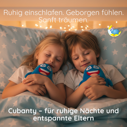 Zwei Kinder schlafen friedlich mit Cubanty Kuscheltier im Arm – ruhig einschlafen, geborgen fühlen, sanft träumen